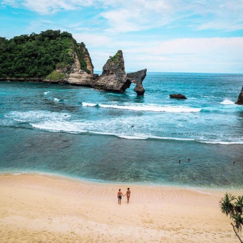 couple-at-atuh-beach-nusa-penida-500x500 couple-at-atuh-beach-nusa-penida-500x500
